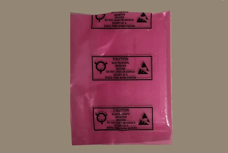 Sac antistatique en polyéthylène pour composants électroniques Sac antistatique rose en polyéthylène avec symboles de précaution pour composants électroniques sensibles.